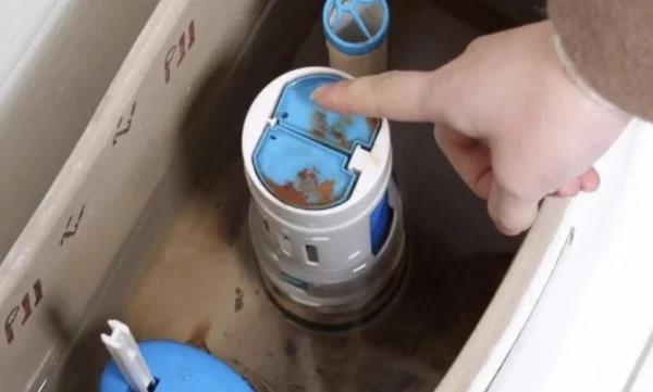 马桶水箱一直注水漏水怎么办
